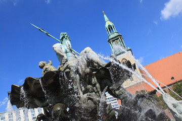Berliner Neptun / Neptunbrunnen (früherer Schlossbrunnen) vor der Berliner Marienkirche © holger.l.berlin