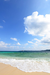 Obraz premium 沖縄の美しい海とさわやかな空