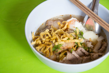  thai noodles with vegetables and soft boiled egg . 