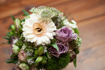 Brautstrauß und Hochzeitsringe