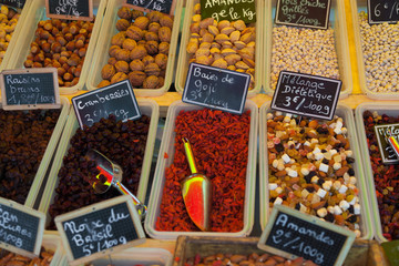 Trockenfrüchte auf einem Wochenmarkt in Ajaccio, Korsika