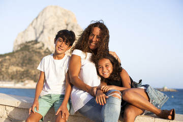 Obraz premium Madre con sus hijos en Calpe