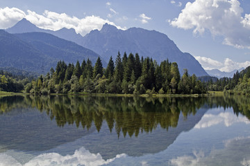 Fototapeta na wymiar Karwendelgebirge mit Isarstausee