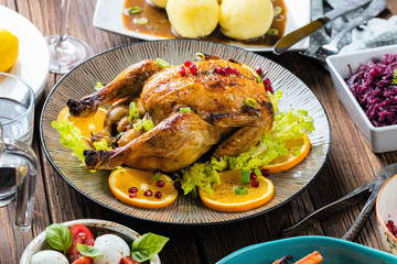 Grillhänchen mit verschiedenen zutaten
