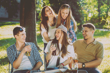 Obraz premium Сheerful friends on picnic