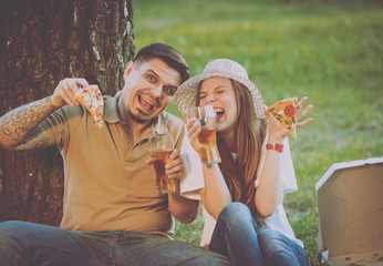 Obraz premium Happy couple on picnic