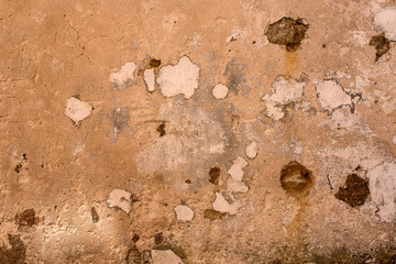 Hintergrund dreckige verputzte Mauer mit Rissen