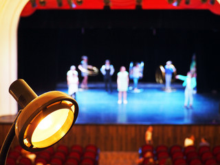 Glowing lamp (views to the stage)