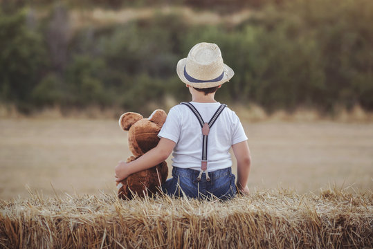 ni&ntilde;o abrazado a su oso de peluche