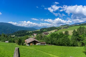 Terenten Südtirol 2  Lattenzaun vor einer Berglandschaft in Südtirol