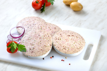 Eine bayerische Spezialität: Milzwurst, ein Art Brühwurst mit Milzstückchen, vor der Zubereitung...