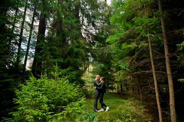 Obraz premium Attractive young couple hug in forest