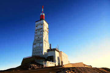 Lever de soleil sur les antennes du mont Ventoux