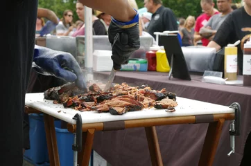  Rundvlees wordt gesneden voor BBQ © CLShebley
