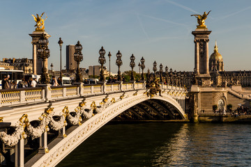 Fototapeta na wymiar Ponte Alexandre III a Parigi al tramonto