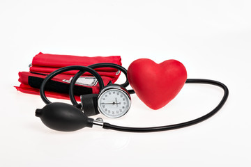Fototapeta na wymiar Rotes Herz und Blutdruckmessgerät