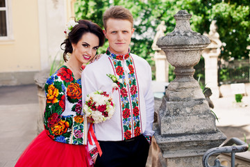 Obraz premium Attractive wedding couple is standing and posing together