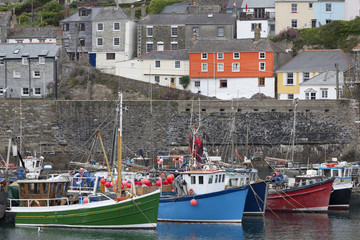 Fototapeta na wymiar Fischerboote im Hafen von Mevagissey, Cornwall, Großbritannien
