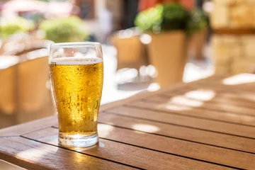Abwaschbare Fototapete Alkohol Glas helles Bier auf dem Holztisch.
