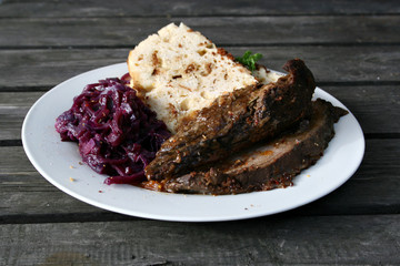 organisch, lifestyle, wildbraten, serviettenknödel, böhmischer, kloß, selbstgemachter, rotkohl, urbano, modern, neu, makro, grau, einfachheit, details, kulisse, konzepte, 