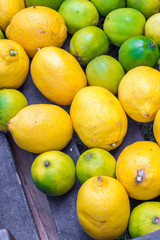Zitronen und Limetten in einer Kiste nach der Ernte