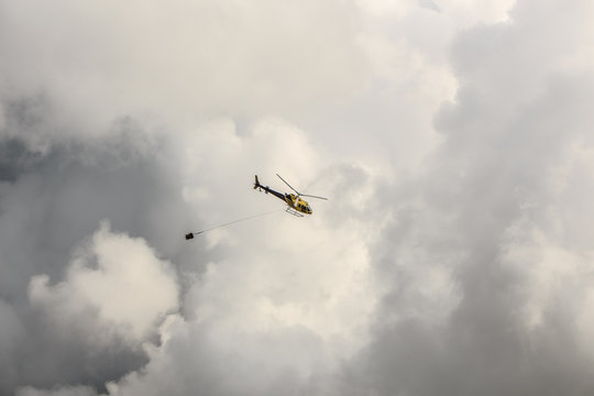 Hubschrauber im Wolkenmeer