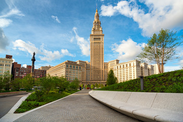Cleveland's Terminal Tower rises above the newly renovated Public Square - obrazy, fototapety, plakaty