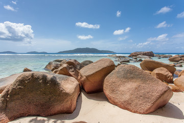 Fototapeta na wymiar rochers sur plage d'anse Bananes, la Digue, Seychelles