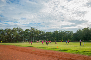 Obraz premium LOEI, THAILAND-August 18 : Students play football in football fi