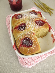Buchteln mit Preiselbeermarmelade