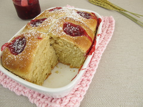 Buchteln mit Preiselbeermarmelade