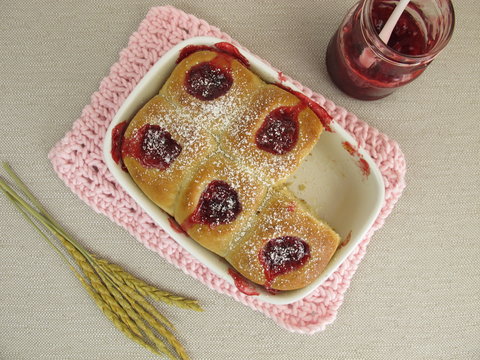 Buchteln mit Preiselbeermarmelade