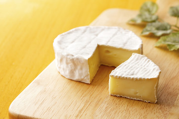 Fototapeta na wymiar カマンベールチーズ　Camembert cheese