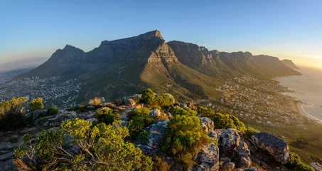 Foto op Plexiglas Zuid-Afrika Uitzicht op de Tafelberg en 12 apostelen vanaf Lion& 39 s Head. Kaapstad. Westerse Cape. Zuid-Afrika