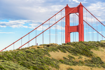 Fototapeta premium Caminando al Golden Gate