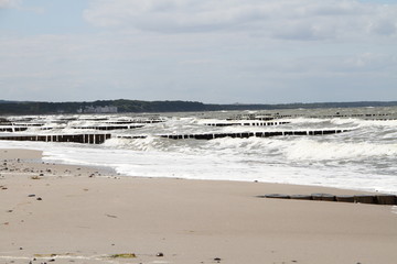 Sandstrand mit Wellenbrecher an der Ostsee