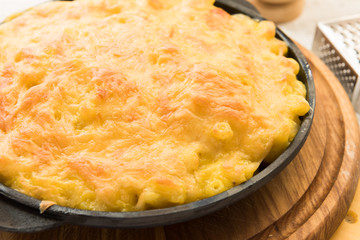 Hot pot with macaroni and cheese