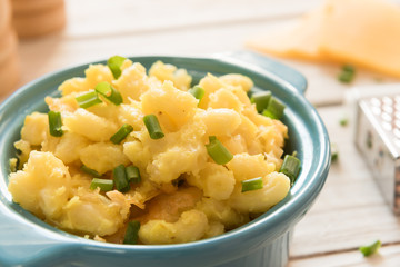 Hot pot with macaroni and cheese