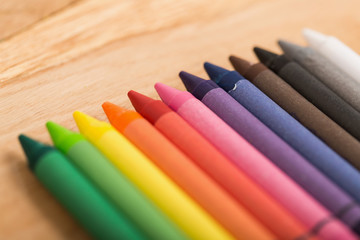 Obraz premium The colorful crayon on the wooden background