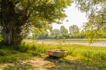 Obraz premium Fishing boat on the coast