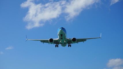 Fliegendes Flugzeug in der Luft / Flying airplane