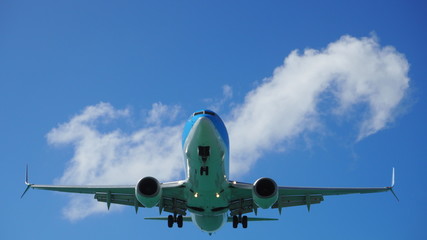 Fliegendes Flugzeug in der Luft / Flying airplane