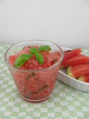 Wassermeloneneis mit Basilikum im Glas