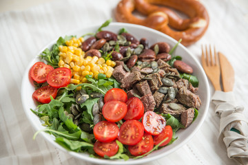 Bunter Salat mit Käferbohnen 