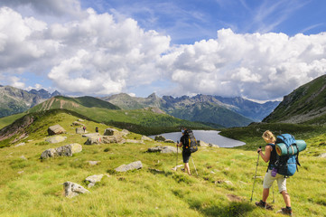 Fototapeta na wymiar Wanderer in den Bergen des Trentino