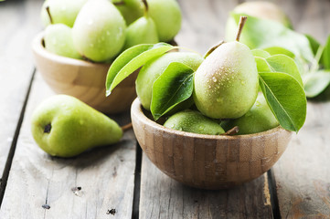 Fototapeta na wymiar Sweet green pears on the wooden table