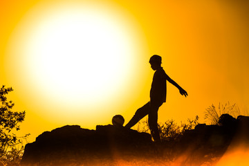 Obraz premium boys play at sunset