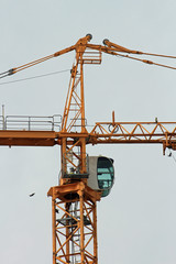 Montage d'une grue de chantier