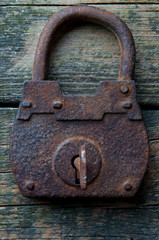 Fototapety  Old padlock and keys on wooden background
