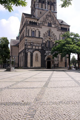 Obraz premium münsterplatz mit dem quirinus-münster in neuss